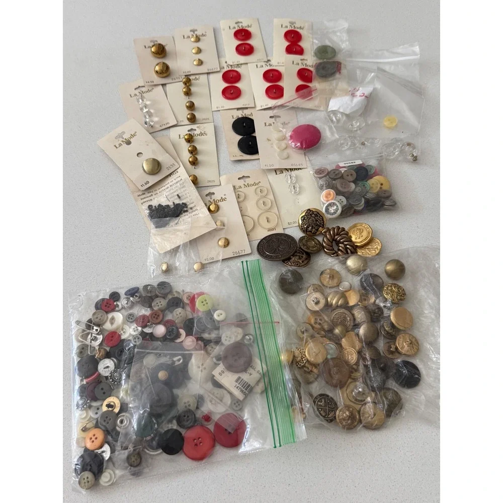 Vintage Singer Sewing Tin with Large Mixed Lot La Mode and Loose Buttons